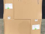 un grand carton posé sur une palette dans un entrepôt
