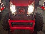 l'avant d'un tracteur rouge garé dans un garage