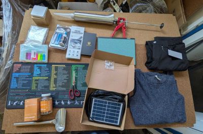 une table sur laquelle se trouvent de nombreux objets
