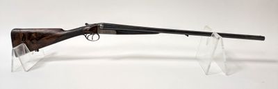 un vieux fusil au canon en bois, posé sur un socle transparent