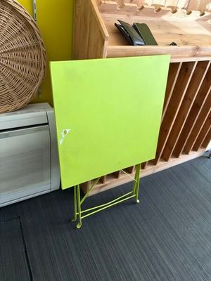 une armoire verte et un panier en osier posé par terre