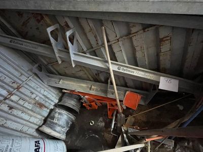 un tas de ferraille dans le coin d'une pièce