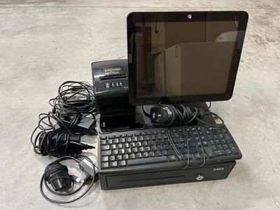 un ordinateur de bureau équipé d'un clavier, d'une souris et d'un casque