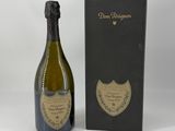 une bouteille de champagne devant une boîte noire