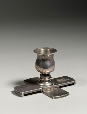 FABERGE. BOUGEOIR à main, à base cruciforme pivotante et bin…