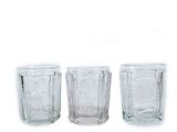trois verres posés les uns à côté des autres sur une surface blanche