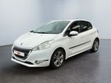 la petite voiture blanche est garée dans une grande pièce