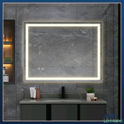 une salle de bain avec un lavabo et un miroir