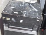 une pile de vieux appareils électroménagers dans la cave d'une maison