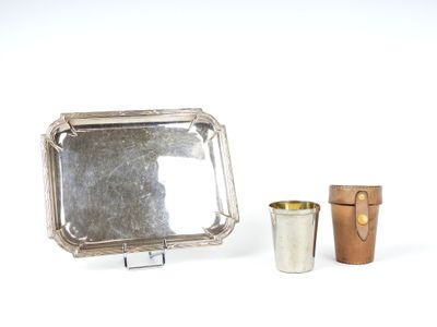 un plateau en argent avec un miroir et une coupe en métal
