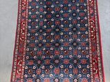 un tapis bleu et rouge à motifs floraux