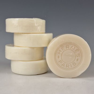 quatre pains de savon empilés les uns sur les autres sur une table