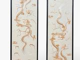 paire de peintures orientales représentant un dragon et un poisson sur fond blanc