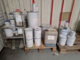 de nombreux seaux d'eau posés sur des palettes dans un garage