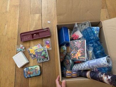 une boîte remplie d'objets posés par terre