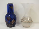 deux vases posés l'un à côté de l'autre sur une table