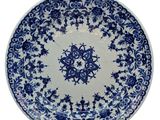 une assiette bleue et blanche ornée d'un motif floral