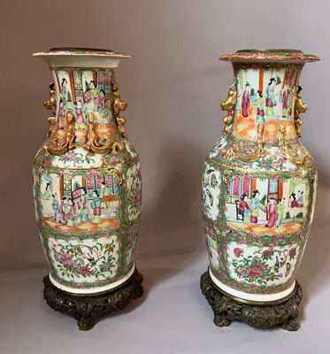 two vases that are sitting side by side on a table