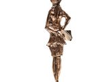 statue d'une femme tenant un livre entre ses mains