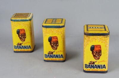 trois petites boîtes de bananes sont posées sur une table