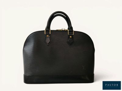 un sac à main noir avec une poignée dorée sur fond blanc