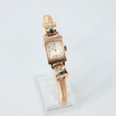 une photo d'une montre-bracelet pour femme posée sur un socle transparent