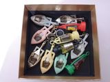 une boîte remplie d'objets assortis qui s'y trouvent