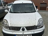 une voiture blanche garée dans un parking