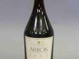 une bouteille de vin posée sur une table