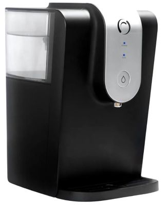 gros plan d'une cafetière noire sur fond blanc