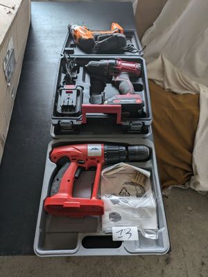 deux outils qui se trouvent dans une boîte posée par terre