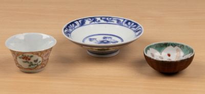 CHINE et JAPON. Coupelle en porcelaine du Japon camaïeu bleu…