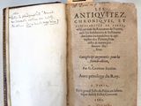 un vieux livre écrit posé sur une table