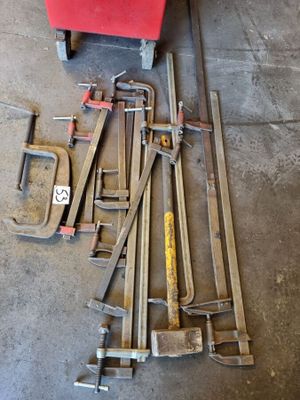 plein d'outils qui traînent par terre dans le garage