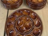 quatre assiettes marron posées sur une table en bois