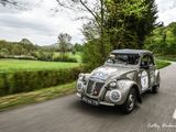 une petite voiture qui roule sur la route