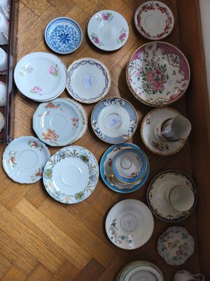 de nombreuses assiettes et bols posés les uns à côté des autres sur le sol