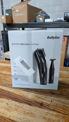 une boîte de tondeuses à cheveux Babyliss posée sur une table
