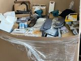 une boîte en carton remplie d'objets hétéroclites sur une table