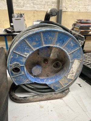 un tuyau bleu posé sur une table