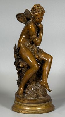 une photo d'une statue en bronze représentant une femme assise sur une souche d'arbre