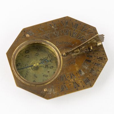une horloge en laiton ornée de chiffres romains