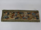 une image représentant un morceau de tissu orné de fleurs et de feuilles