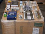 une boîte sur laquelle sont posés plusieurs objets