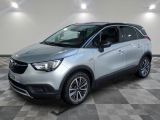 une voiture argentée garée sur le sol en damier d'un garage
