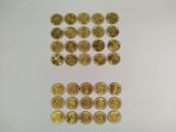 beaucoup de pièces d'or sur une surface blanche