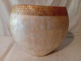 un vase posé sur un tissu blanc