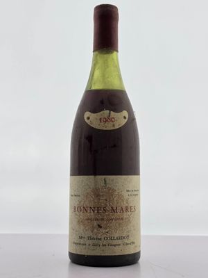 une bouteille de vin posée sur une table