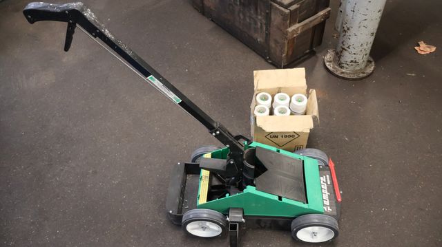 Kit chariot traceur bandes blanches avec bombes de peinture