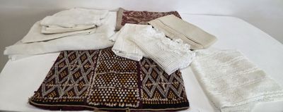 Plusieurs vêtements sont disposés sur une table blanche